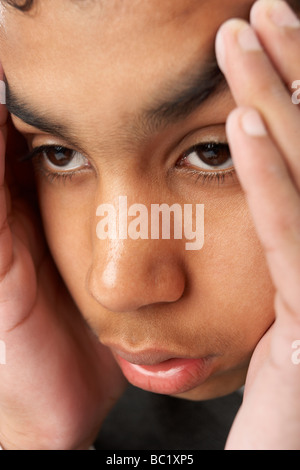 Ritratto di sottolineato giovane ragazzo Foto Stock