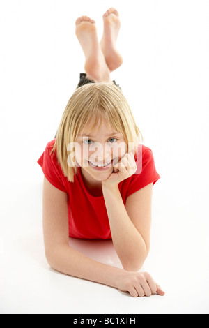 Ragazza giovane giacente su stomaco in Studio Foto Stock