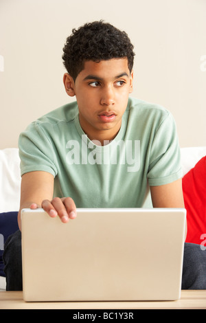 Preoccupato cercando Boy utilizzando Laptop Foto Stock