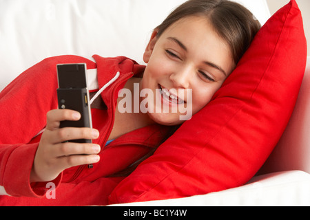 Ragazza giovane la lettura di un messaggio di testo Foto Stock