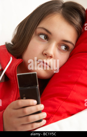 Giovane ragazza in attesa di chiamata telefonica Foto Stock