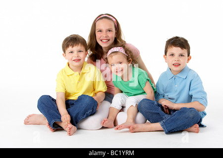 Gruppo di giovani bambini In Studio Foto Stock