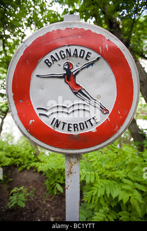 A Vichy, un 'no nuoto' signpost (Allier - Francia). Panneau d' interdizione de baignade à Vichy (Allier - Francia). Foto Stock