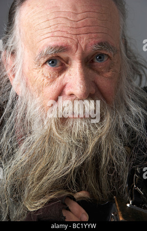 L'uomo anziano con la barba lunga Foto Stock