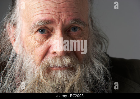 L'uomo anziano con la barba lunga Foto Stock