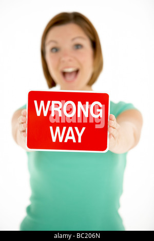 Donna che mantiene il traffico stradale segno Foto Stock