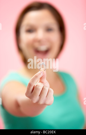 Donna che mantiene l'anello di innesto Foto Stock