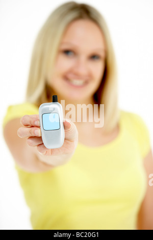 Donna che mantiene il modello del telefono mobile Foto Stock