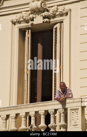 Uomo cubano permanente al balcone che si affaccia sul Prado, Havana, Cuba Foto Stock