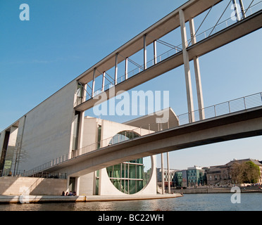 I ponti con i Marie Elisabeth Lüders Haus sul fiume Sprea a Berlino Germania Foto Stock