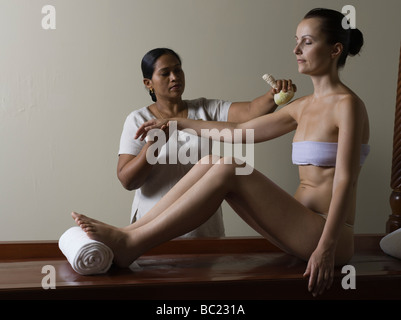 Massaggio ayurvedico cura dalla medicina tradizionale del Kerala india Foto Stock