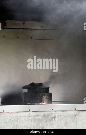 Dimostrazione di fuoco di masterizzazione non presidiata chip pan/spettacolo di cucina nel Derbyshire East Midlands England Regno Unito Foto Stock