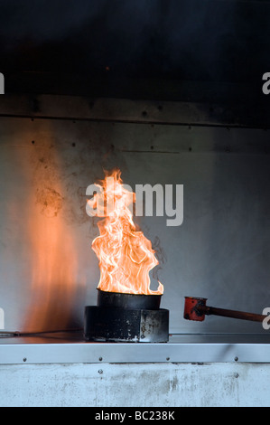 Dimostrazione di fuoco di masterizzazione non presidiata chip pan/spettacolo di cucina nel Derbyshire East Midlands England Regno Unito Foto Stock