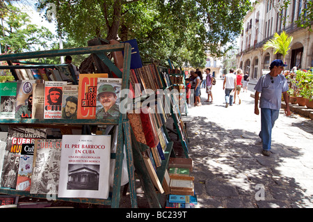 Bancarelle che vendono libri in Plaza De Armas La Habana Vieja La Habana Cuba Foto Stock