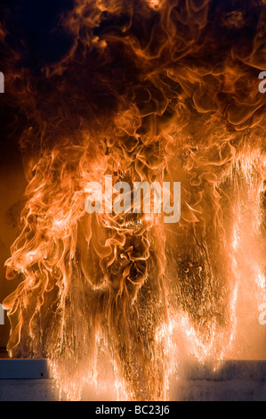 Dimostrazione di fuoco di masterizzazione non presidiata chip pan/spettacolo di cucina nel Derbyshire East Midlands England Regno Unito Foto Stock