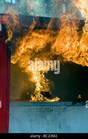 Dimostrazione di fuoco di masterizzazione non presidiata chip pan/spettacolo di cucina nel Derbyshire East Midlands England Regno Unito Foto Stock