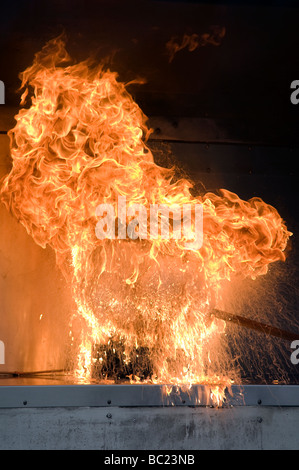 Esplosione di incustodito chip di masterizzazione pan/spettacolo di cucina nel Derbyshire East Midlands England Regno Unito Foto Stock