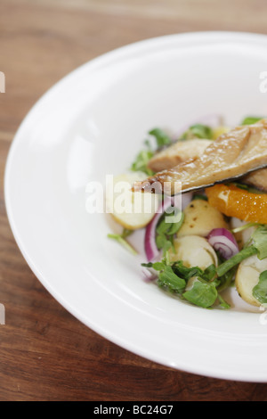 Fresco e salutare sgombro affumicato insalata servita in una ciotola di colore bianco con n. di persone Foto Stock