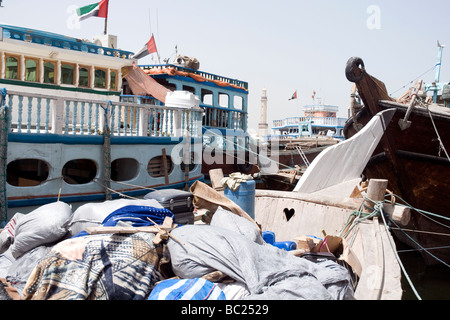 In una storica scambi precedenti scoperta di petrolio in legno dhow Arabo trasportare carichi da molti porti in Dubai Creek lungo Foto Stock