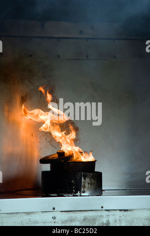 Dimostrazione di fuoco di masterizzazione non presidiata chip pan/spettacolo di cucina nel Derbyshire East Midlands England Regno Unito Foto Stock