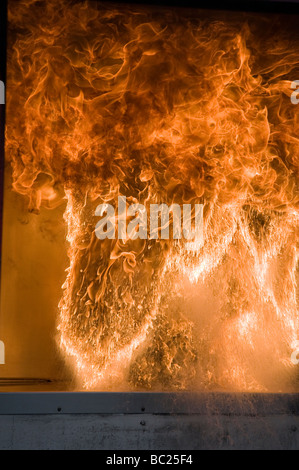 Dimostrazione di fuoco di masterizzazione non presidiata chip pan/spettacolo di cucina nel Derbyshire East Midlands England Regno Unito Foto Stock