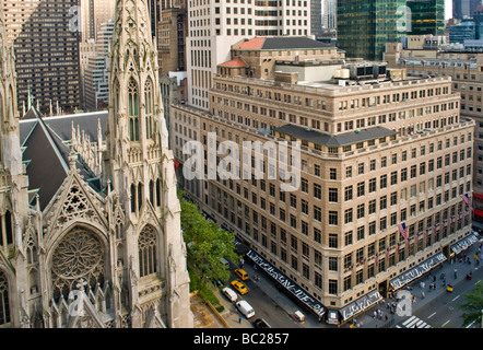 St .Patrick e Saks Fifth Avenue Department Store di New York City Foto Stock