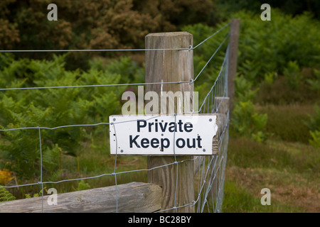 Mantenere privato fuori segno sul palo da recinzione Foto Stock