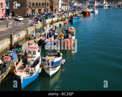 Barche da pesca e le navi per la pesca a strascico legato fino alla banchina parete. Weymouth Harbour. Il Dorset. Regno Unito. Foto Stock