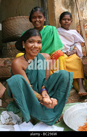 Ritratto di giovane indiano tribù Dhuruba donne sul loro mercato in stallo, Orissa Foto Stock