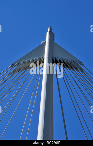 Forme astratte della sezione superiore della colonna di supporto per cavi sul ponte di sospensione Foto Stock