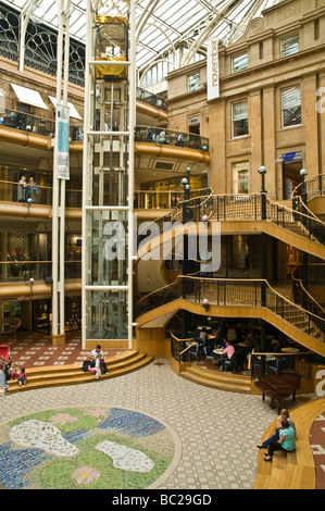 dh Shopping Centre PRINCES SQUARE GLASGOW Centre Court plaza Shoppers nel centro commerciale coperto, nel centro cittadino, interno del regno unito Foto Stock