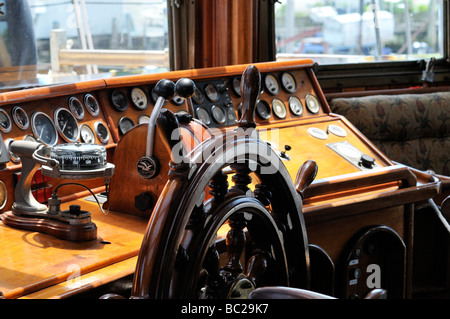 Ruota di navi nel pilota di casa di Tall Ship Pacificatore con bussola, gli indicatori e le farfalle. Foto Stock