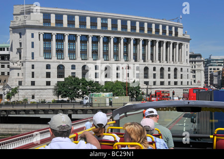 Londra open top tour bus passeggeri per turismo e vista di Unilever House Blackfriars Londra Inghilterra REGNO UNITO Foto Stock