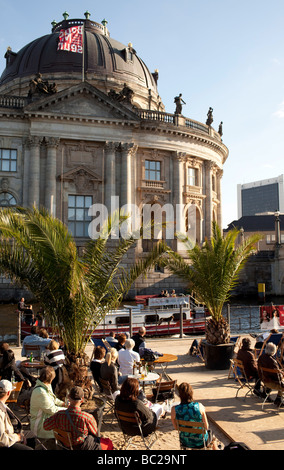 Vista sulla spiaggia bar Sprea e Bode Museum Foto Stock