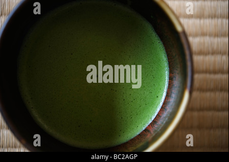 Panna Verde matcha tè in una ciotola sul pavimento Tatami al Parco Ritsurin s Kikugetsu Tei tea house Foto Stock