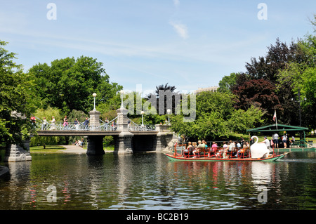 Swan barche in Boston Public Gardens adiacente al Boston Common in estate, Boston, MA, Stati Uniti d'America Foto Stock
