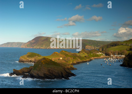 Luxury Yacht ormeggiati nel pittoresco Watermouth Bay Harbour con vista lungo la North Devon Coast UK Foto Stock