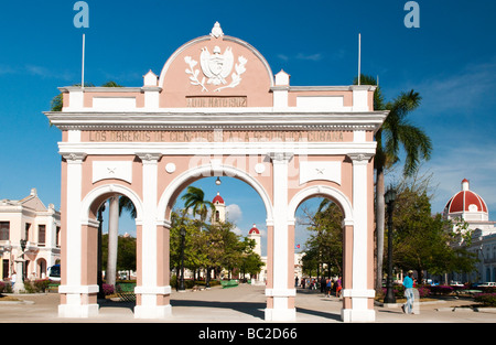 Arco di Trionfo nel Parque Jose Marti, Cienfuegos, Cuba, Caraibi Foto Stock