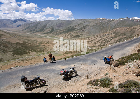 Bikers contemplando il paesaggio. Manali-Leh road. Vicino a Taglang La pass. Ladakh. India Foto Stock