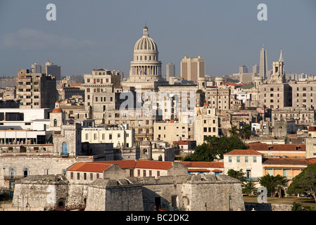 Vista dello Skyline di Havana dalla rocca attraverso la baia. Habana CUBA Foto Stock