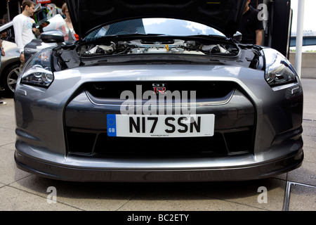 Nissan GT-R con il cofano sollevato Foto Stock