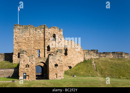 La porta principale della fortezza medievale a Tynemouth in Inghilterra settentrionale. Foto Stock