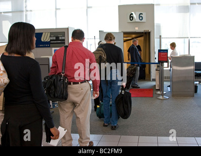 Passeggeri linea fino alla porta di aeroporto al piano della scheda Foto Stock