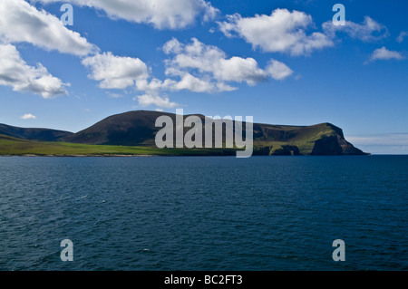 dh HOY SOUND ORKNEY Scapa Flow Cuilags e Kame of Hoy isole Scottish isola mare costa Serene orkneys isole scozia Foto Stock