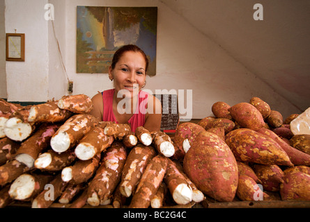 Frutta cubana e venditori di vegetali in un mercato coperto a l'Avana Vecchia. Habana Vieja, Cuba Foto Stock