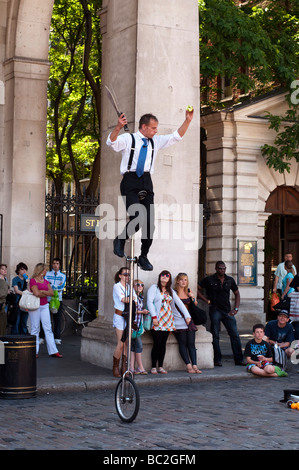 Street Performer su un monociclo a Covent Garden Foto Stock