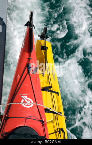 Kayaks Colorful ride sul lato di una barca di traghetto lungo il tragitto per il Torrent Bay Anchorage in Parco nazionale Abel Tasman, Nuova Zelanda. Foto Stock