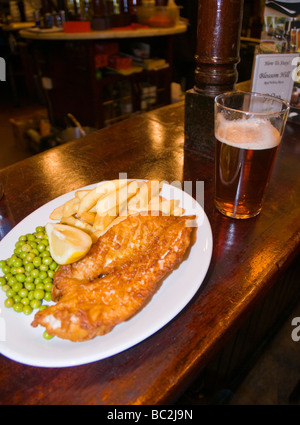 dh Scottish pub lunch HORSE SHOE BAR GLASGOW SCOTLAND Food bar meal cena in batteria fish chips piselli pinta di birra piatto uk Foto Stock