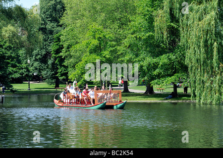 Swan boat in Boston Public Gardens situato adiacente al Boston Common, Boston, MA, Stati Uniti d'America Foto Stock