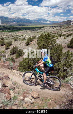 Ciclista competere nel Fibark Mountain Bike Race sulla montagna Tenderfoot Salida Colorado USA Foto Stock